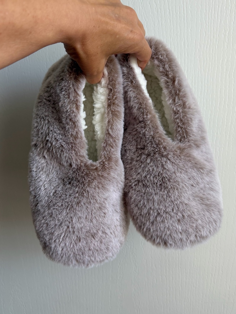 NWOT Super Soft Plush Faux-Fur Slip-On Women's Slippers